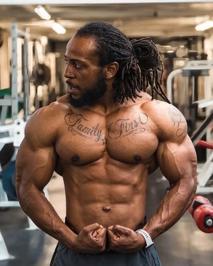 Lee Muscles in the gym