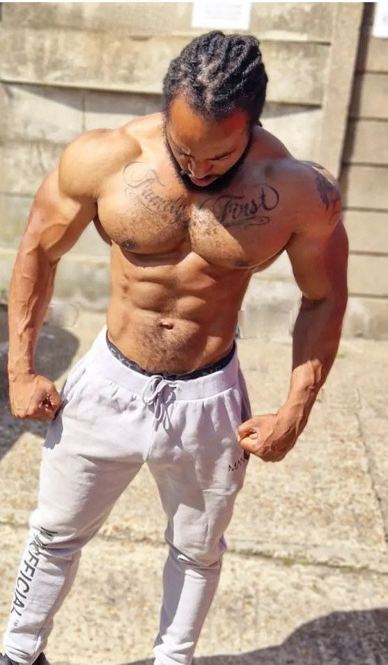 Lee Muscles outdoors, flexing